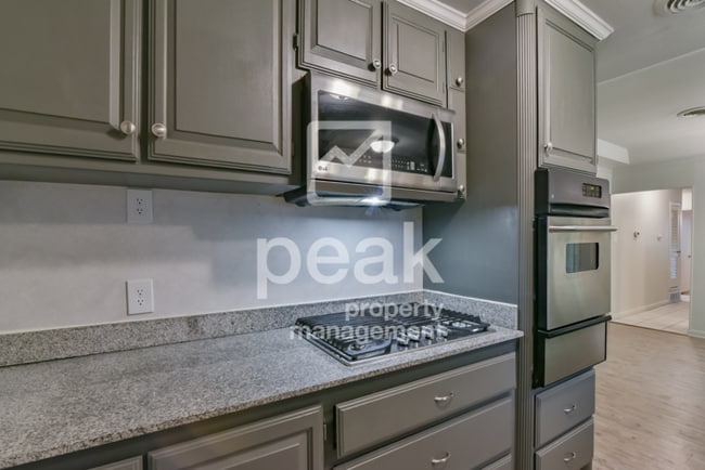 Building Photo - $1799! 3Bed home! Lock in your rate with a...