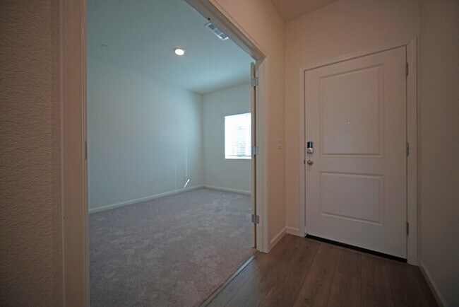 Building Photo - Beautiful 4 Bedroom PLUS office / den in Natomas!