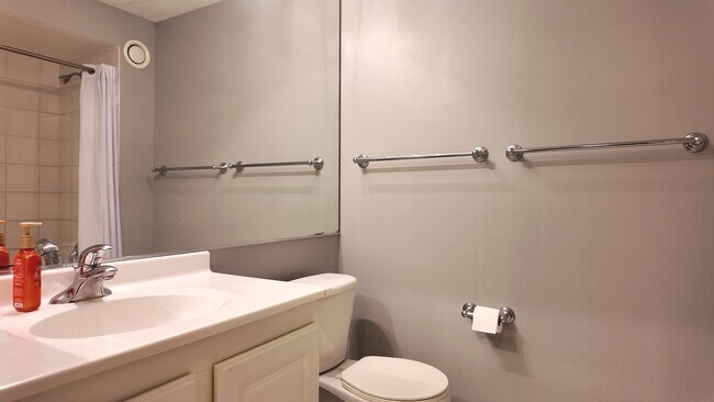 Building Photo - 345 N La Salle Dr