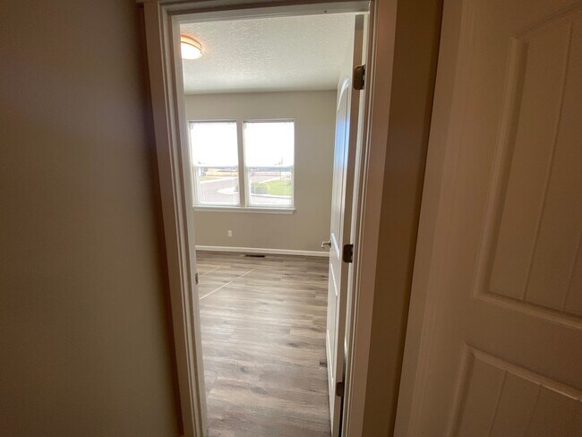 Building Photo - 556