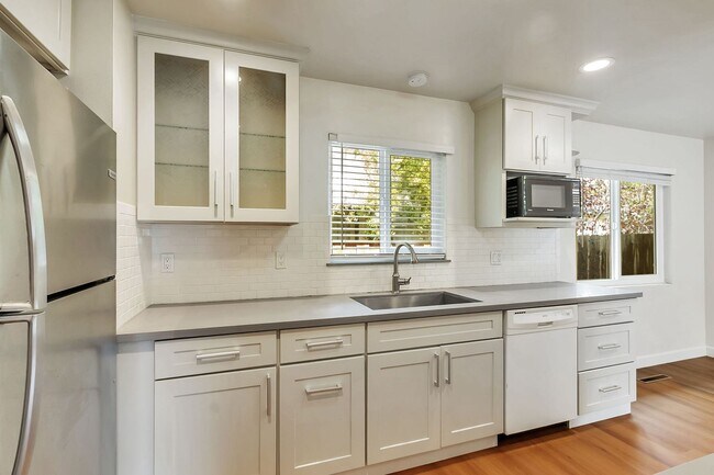 Building Photo - Great Updated Sunnyvale Home Near Tech Com...