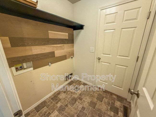 Building Photo - 3420 N Oakstone Ave