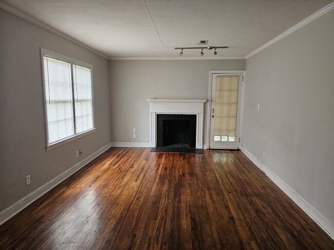 Building Photo - 406 W 6th St