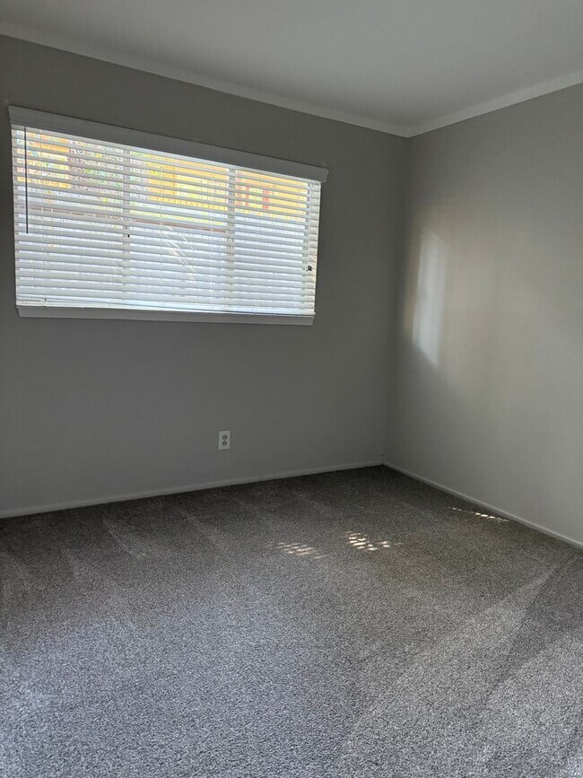 Building Photo - Spacious Waverly Park Home