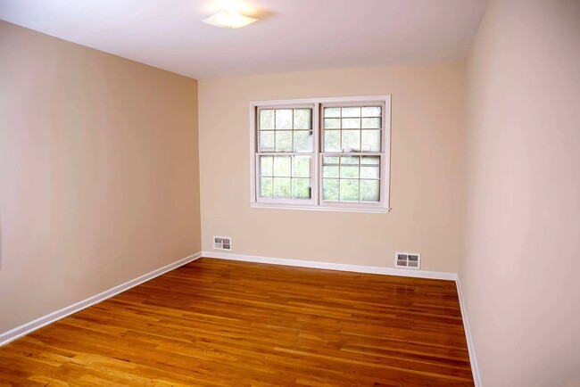 Building Photo - 15 Van Wyck Dr