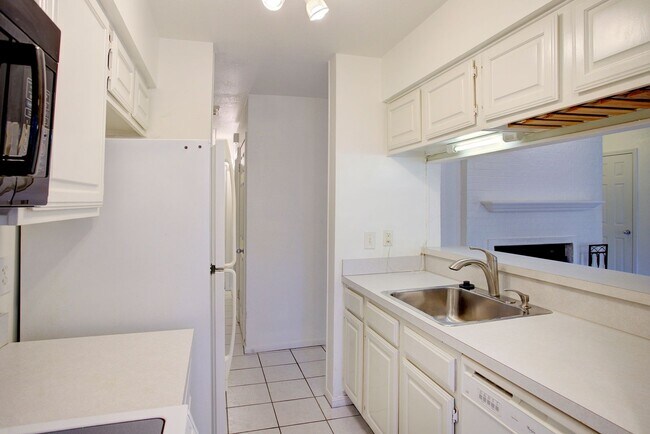 Building Photo - Now Available! Gated 2BR/2BA Condo in N Arlington!