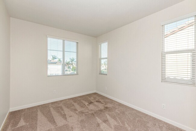 Building Photo - Comfort Meets Coastal Living 4 Bed 2.5 Bath in Oceanside!