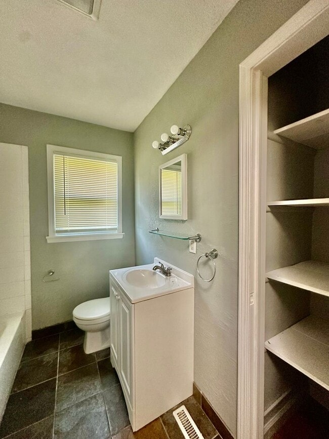 Building Photo - ***1/2 OFF FIRST MONTH’S RENT***Midtown 3 Bedroom 1 Bath Home For Rent