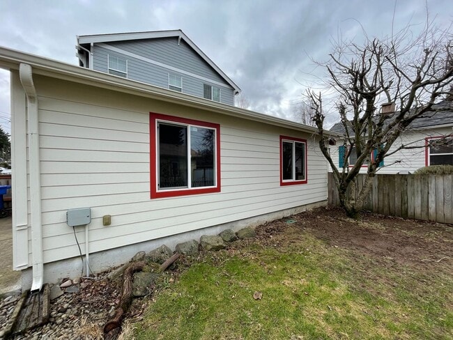 Building Photo - Charming and Updated 1913's Home! Woodstoc...