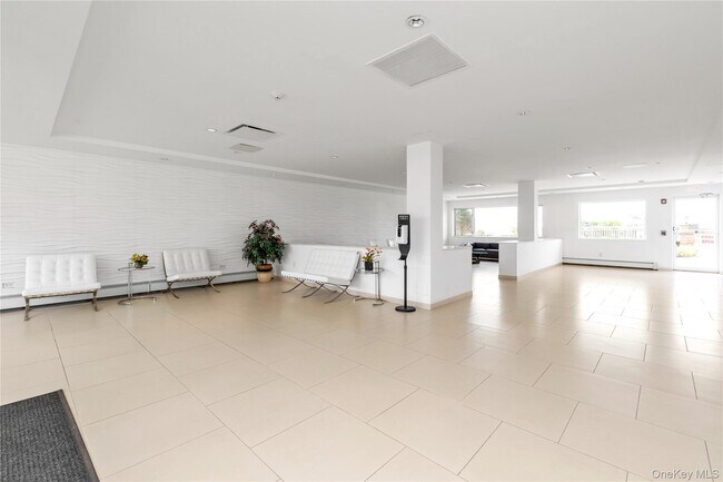 Building Photo - 830 Shore Rd