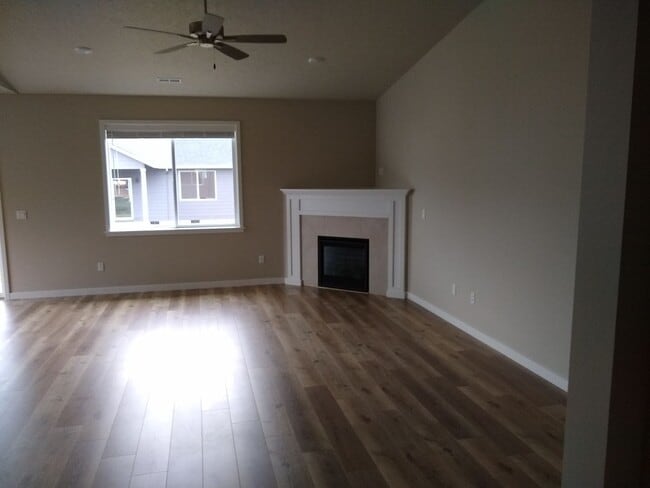 Building Photo - Located in Millersburg ~ Gorgeous 4 Bedroo...