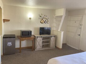 Building Photo - 902 W Hopi Dr