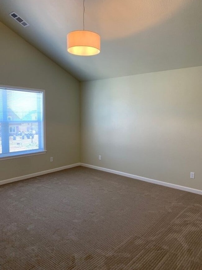 Building Photo - 3 Bedroom 2 Bath Single Family Home