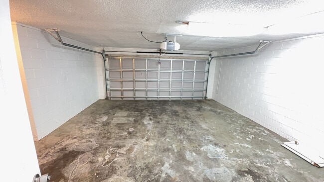 Building Photo - Recently renovated 3 bedroom, 2 bathroom, 2 car garage home for rent in Town 'n' Country.