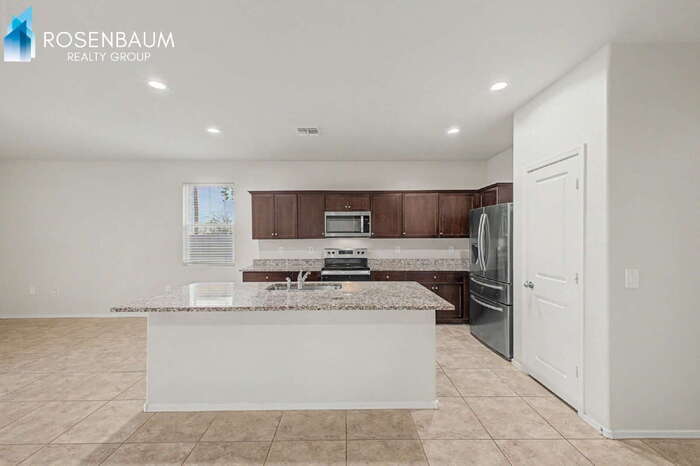 Building Photo - 2431 S 46th St
