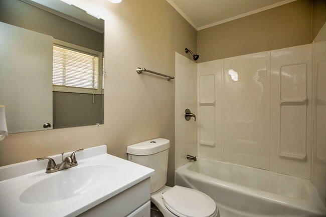 Building Photo - ** 4 Bed 2 Bath Located in Prattville ** C...