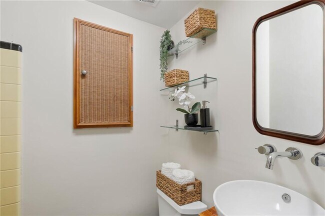 Building Photo - 2451 Warwick Cir NE