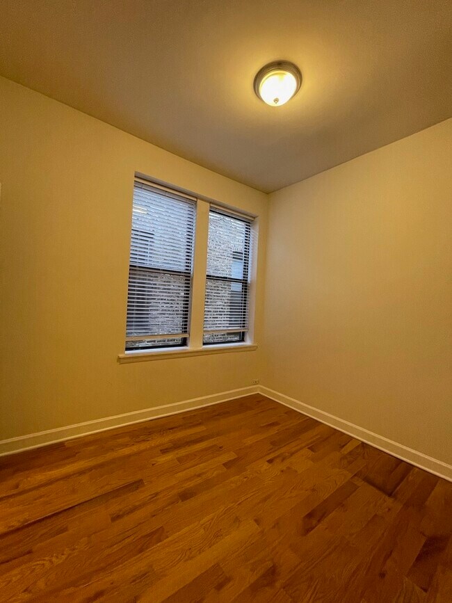 Building Photo - 908 N Damen Ave