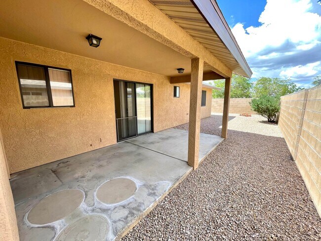 Building Photo - Cute 3 Bedroom Home in Center of Kingman- Available Now!