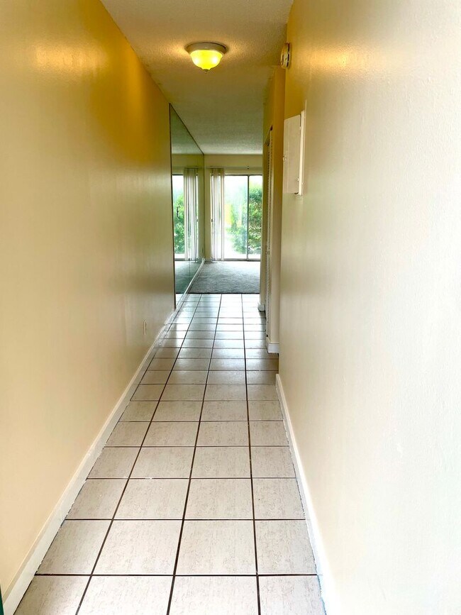 Building Photo - Walk to the Beach from this Ground Floor 1B/ 1B Long Term Rental on Holiday Isle in Destin