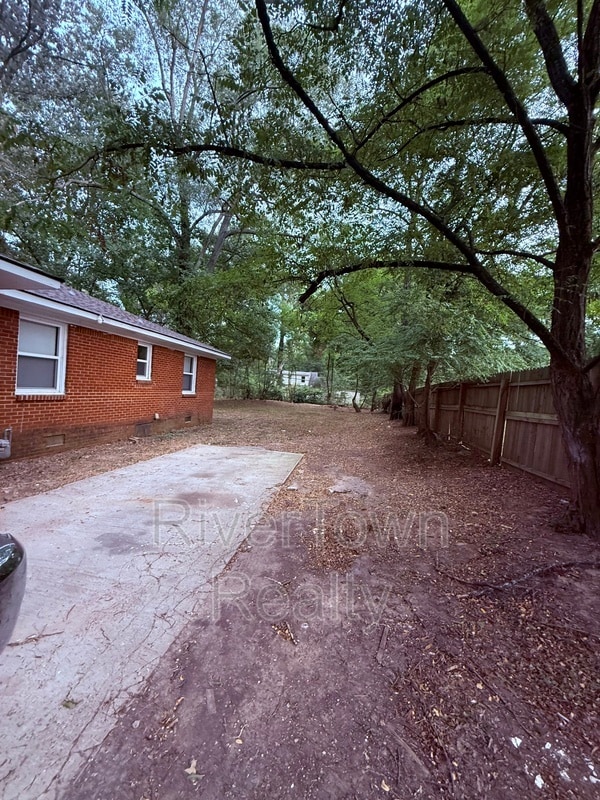 Building Photo - 727 E Raines Rd