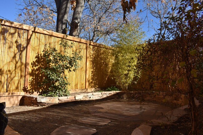 Building Photo - 422 Vassar Dr SE