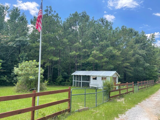 Building Photo - Charming 2 Bed, 2 Bath Custom Ranch on 5 P...