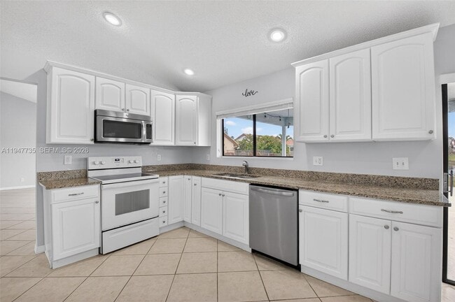 Building Photo - 6043 Sunberry Cir