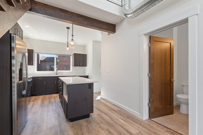 Building Photo - 2 bedroom, 2 bath townhome, close to downtown Whitefish!