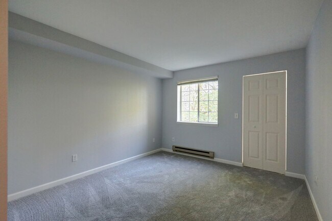 Building Photo - Charming Updated 2 Bedroom 2 Bathroom Bellevue Condo
