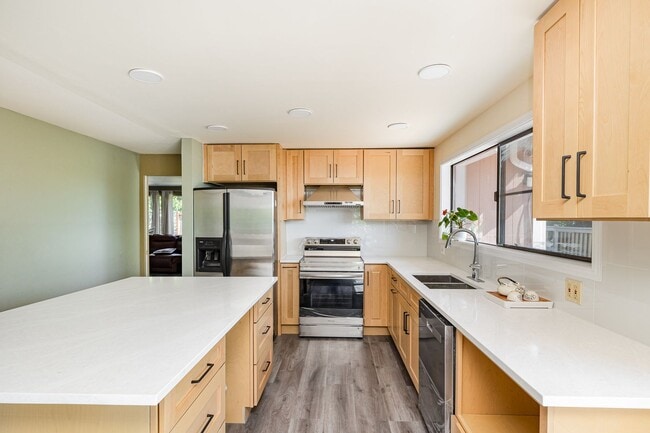 Building Photo - Stunning Lake Sammamish View | 5 Bed, 3 Ba...