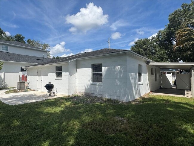Building Photo - 904 Golfview St