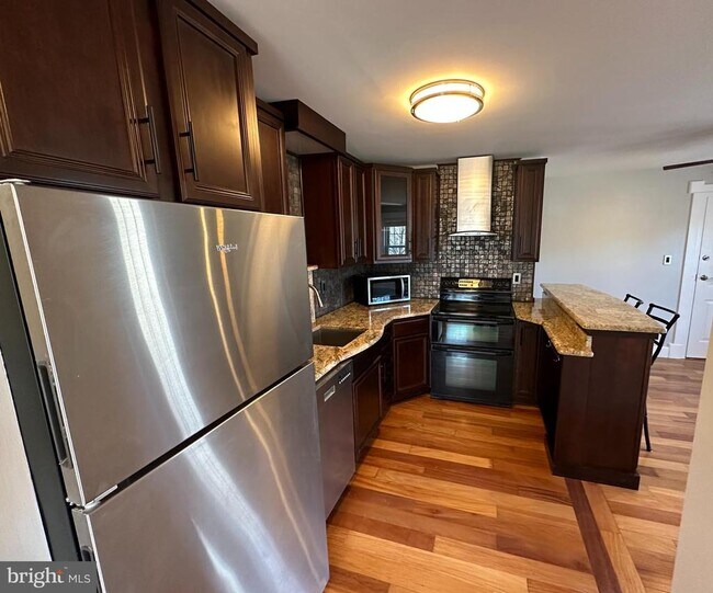 Building Photo - 1800 Dewitt Ave