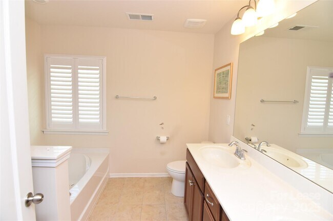 Building Photo - 1121 Blackwaterside Dr