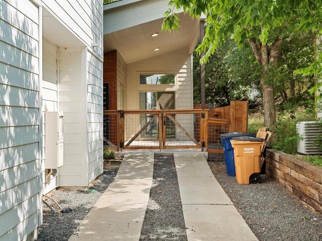 Building Photo - 1609 J J Seabrook Dr