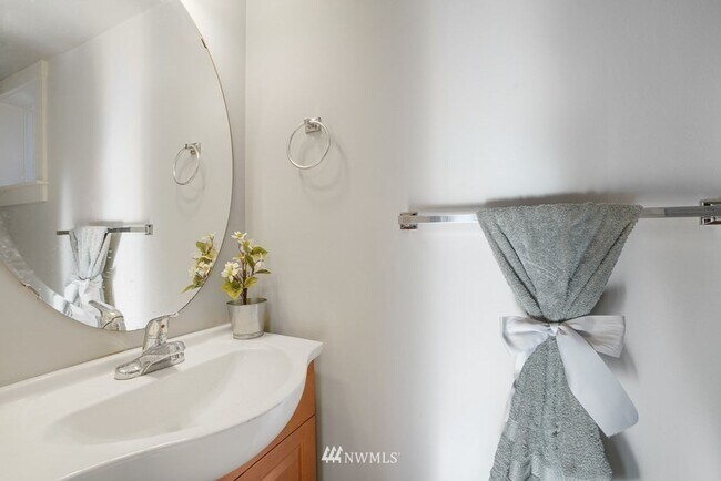 Building Photo - Large 2-Bedroom Northgate Townhome