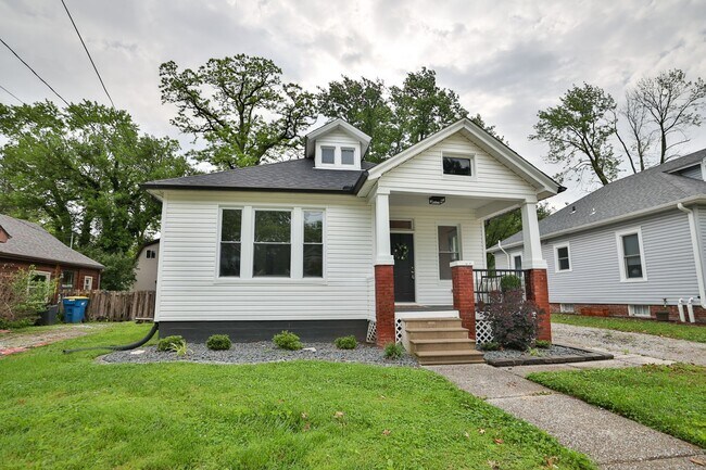 Building Photo - Newly Renovated Single Family Home