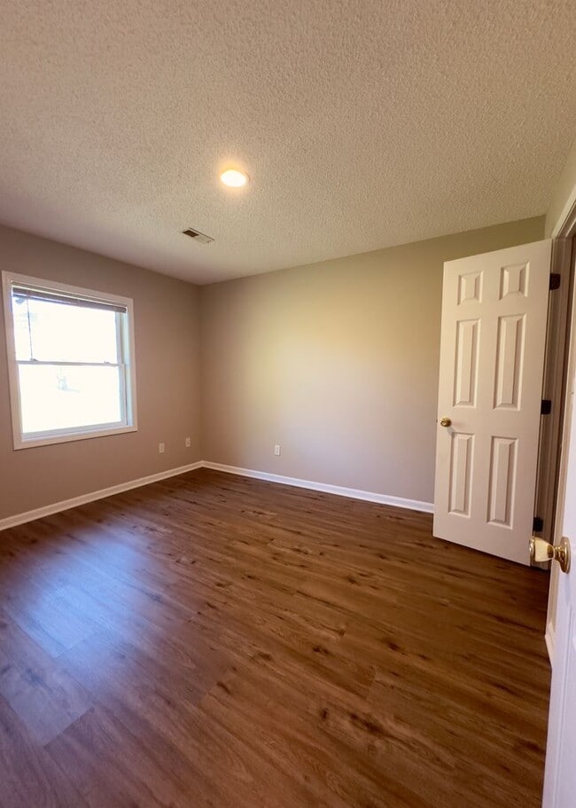 Building Photo - 527-690-692-IO