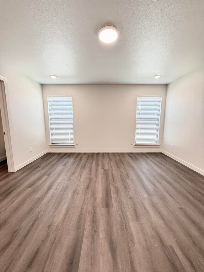 Building Photo - 2130 Langford Ave