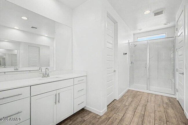 Building Photo - 670 S Owl Dr