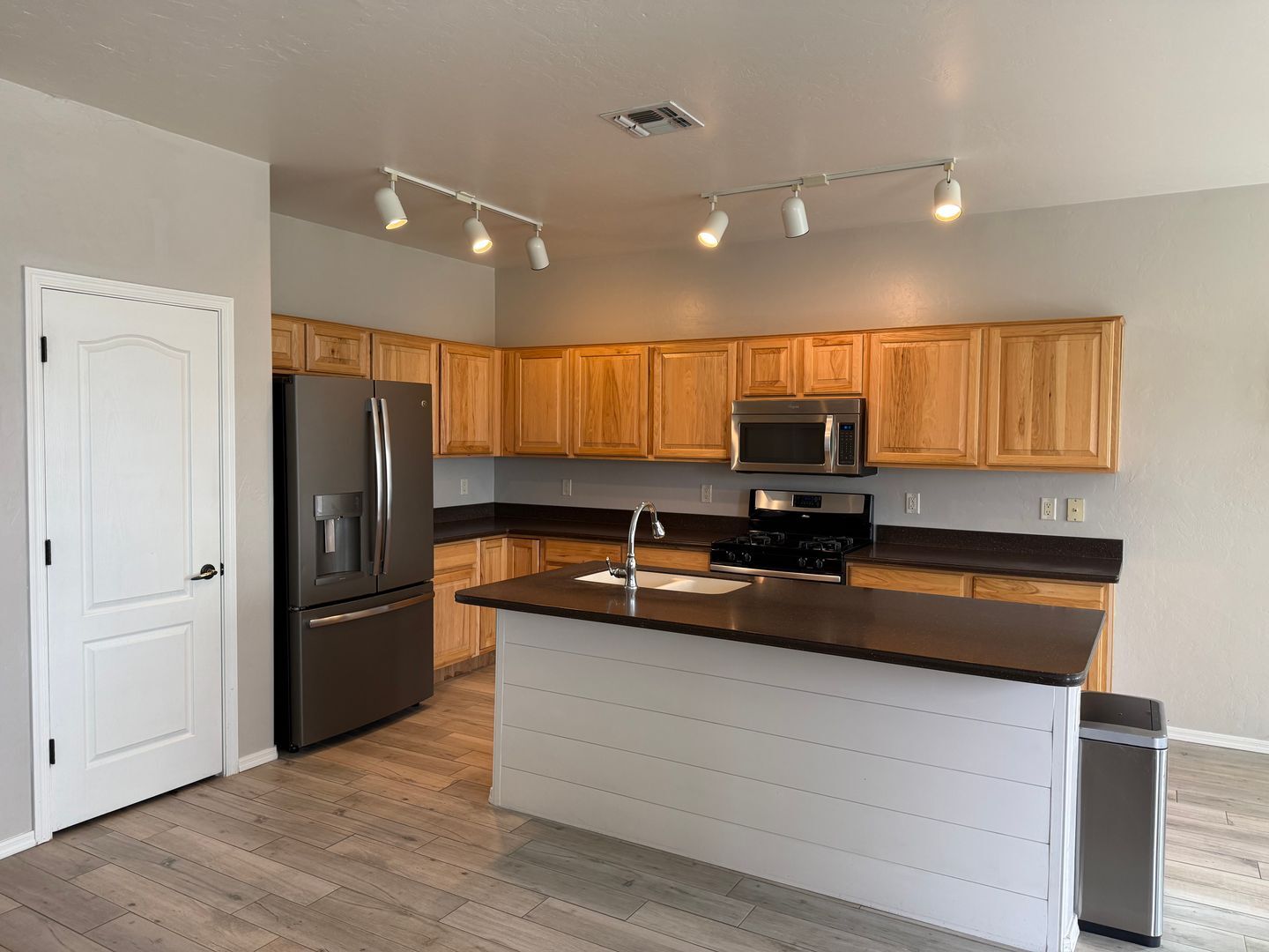 Building Photo - 10592 E Rose Hill St