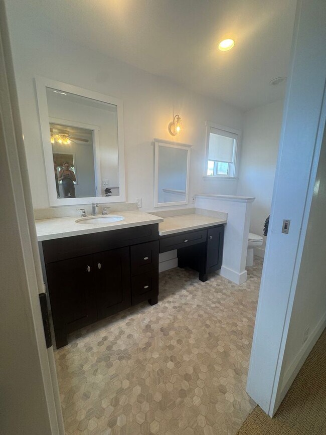 Building Photo - Newly Renovated 3/3 Home in Waialua