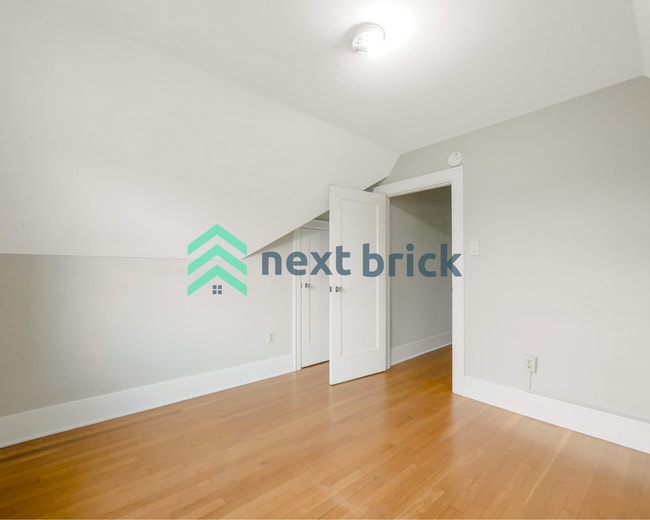 Building Photo - 4 Bed and 2 Bath Queen Anne Craftsman Hous...