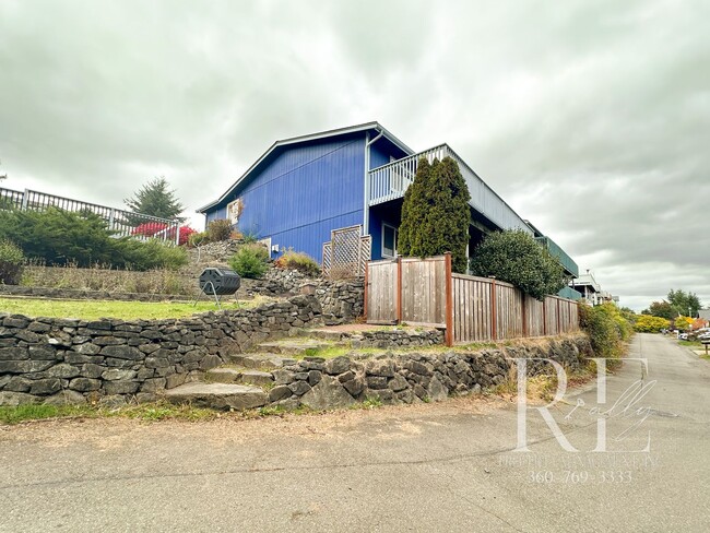 Building Photo - Rambler with 2-Car Garage, RV/Boat Parking...