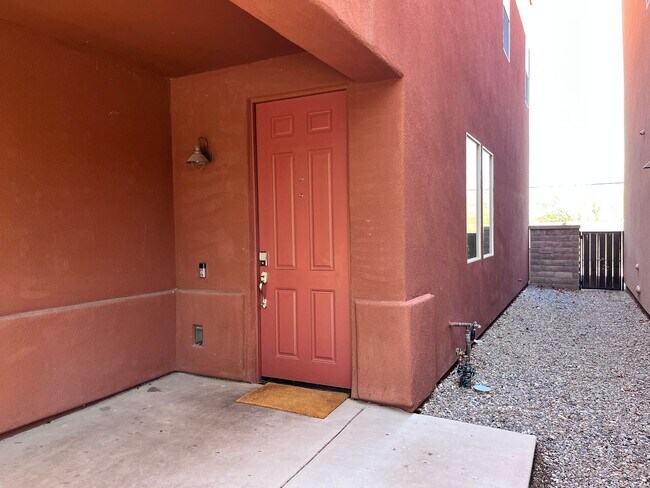 Building Photo - Central- FURNISHED 4 bedroom/ 3 bathroom h...
