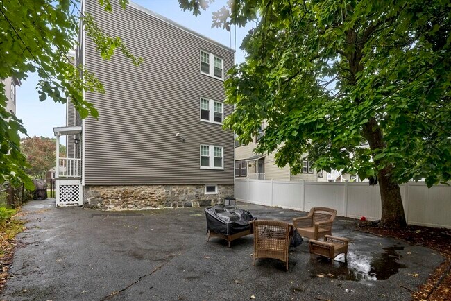 Building Photo - 588 Adams St