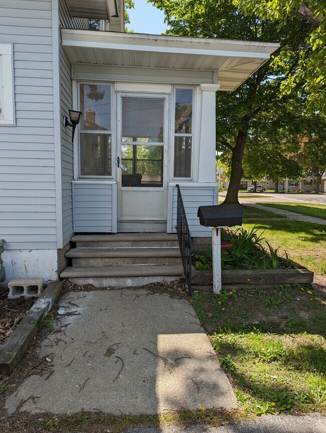 Building Photo - 315 Oak St