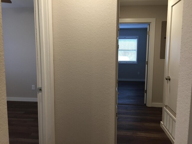 Building Photo - 501 E Oak Ridge Dr