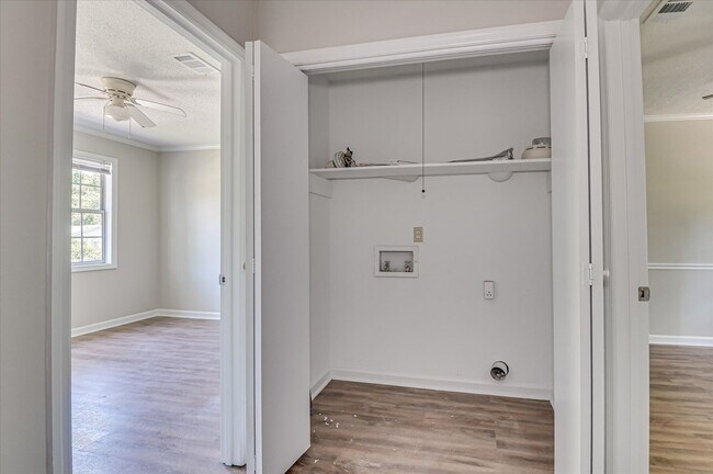 Building Photo - 3 bedroom, 2.5 bathroom home on a large co...