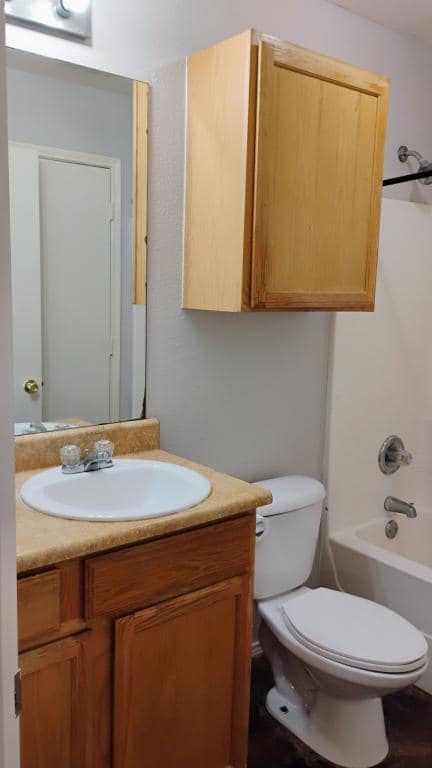 Building Photo - 1305 Village Garden Dr